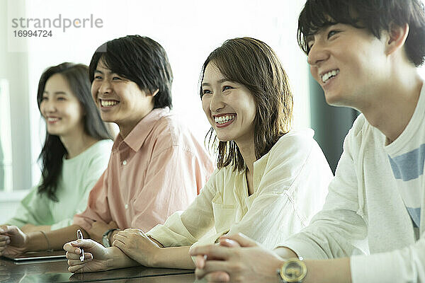 Japanische Universitätsstudenten im Klassenzimmer