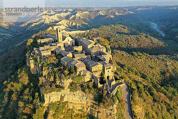Luftaufnahme per Drohne des Dorfes Civita di Bagnoregio  bekannt als die sterbende Stadt  Provinz Viterbo  Latium  Italien  Europa