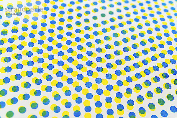 3D blaue und gelbe Punkte Muster überlappend auf weißem Hintergrund
