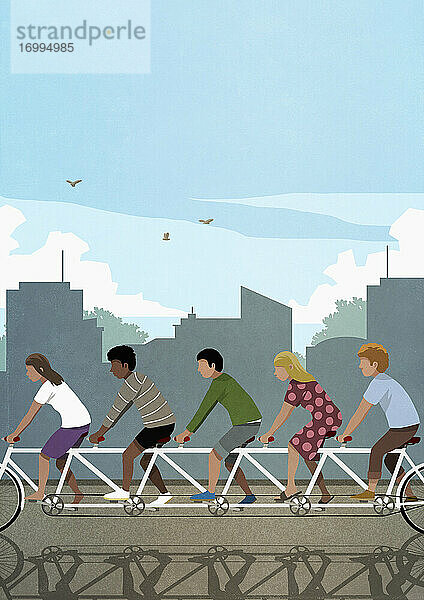 Diverse Freunde fahren Tandem Fahrrad in der Stadt