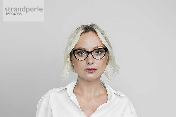 Porträt selbstbewusste schöne Frau mit Brille