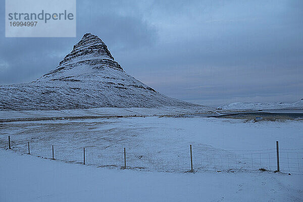 Scenic Ansicht verschneiten abgelegenen Berglandschaft  Kirkjufell Mountain  Island