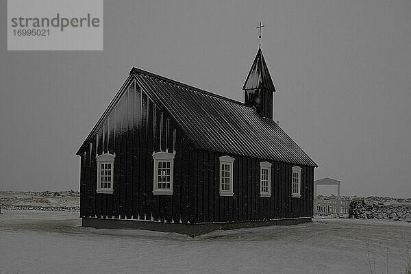Ruhige einfache verschneite Kirche  Budir  Island