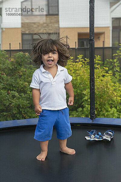 Porträt glücklich  niedlich Kleinkind Junge auf Hinterhof Trampolin