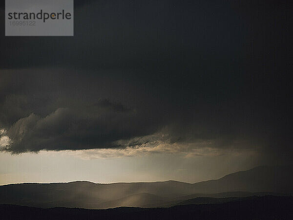 Dunkelgraue Gewitterwolken über silhouettierten Hügeln  Auribeau-sur-Siagne  Frankreich