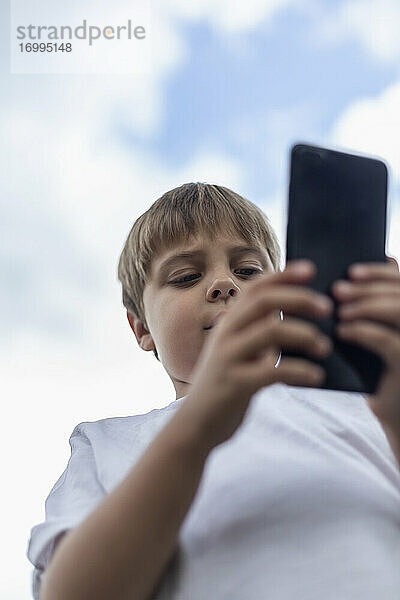 Junge mit Smartphone