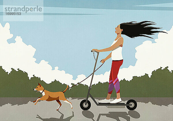 Sorglose Frau fährt Elektroroller mit laufendem Hund