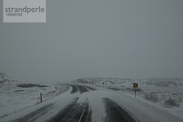 Verschneite abgelegene Straße  Arnastapi  Island