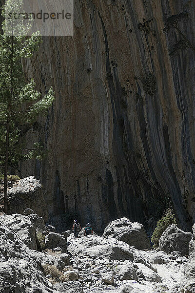 Menschen wandern unter schroffen Felsformationen  Samaria-Schlucht  Kreta  Griechenland