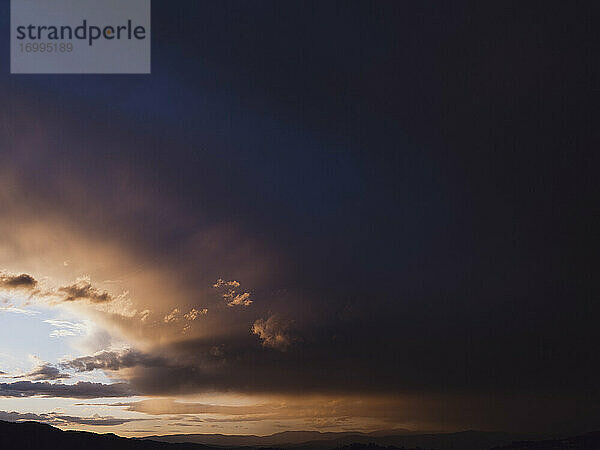 Dunkle majestätische Gewitterwolken am Himmel