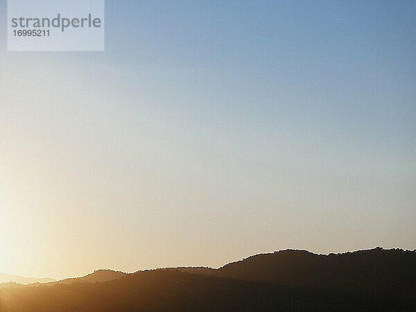 Ruhiger blauer Sonnenuntergangshimmel über silhouettierten Hügeln  Tanneron  Französische Riviera  Frankreich