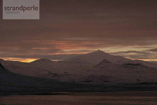 Majestätische Aussicht auf die Berge bei Sonnenuntergang  Hellissandur  Island