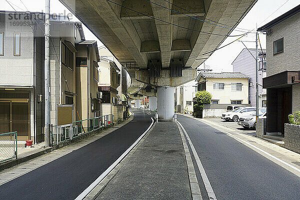 Überführung und Straße  die ein Stadtviertel teilen  Kyoto  Japan