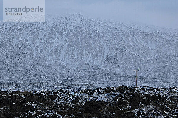 Schroffe abgelegene felsige schneebedeckte Berglandschaft  Sn fellsj kull  Island