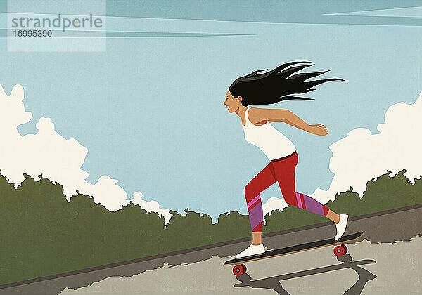 Unbekümmerte junge Frau fährt Skateboard bergab