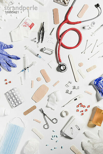 Vielfalt der medizinischen Versorgung auf weißem Hintergrund
