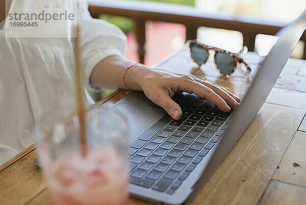 Close up Frau mit Laptop an der Outdoor-Café Tisch