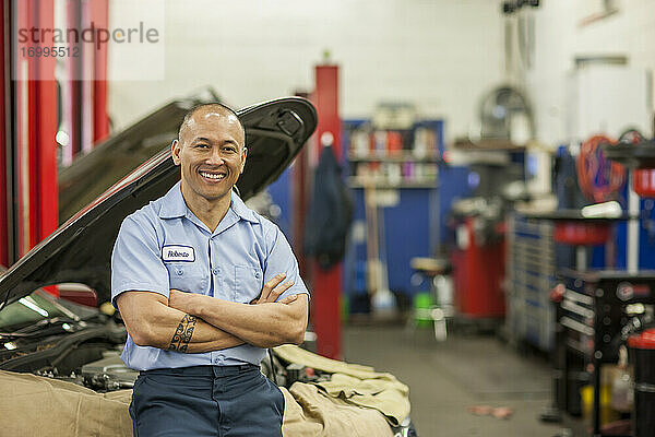Porträt eines Automechanikers aus dem pazifischen Raum in einer Autowerkstatt