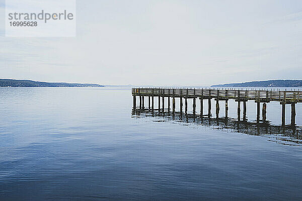 Pier in ruhigem Wasser vor der Saratoga Passage  Whidbey Island  Washington