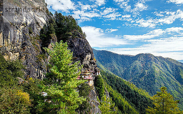 Tigernest-Kloster  eine heilige buddhistische Vajrayana-Stätte im Himalaya  im oberen Paro-Tal  Bhutan  Asien