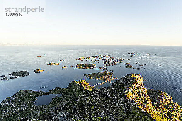 Inseln vor der Meereslandschaft am Festvagstinden  Lofoten  Norwegen