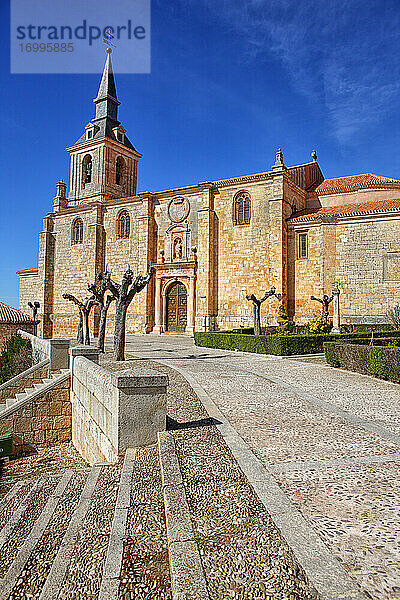 Spanien  Provinz Burgos  Lerma  Treppe vor der Kirche San Pedro