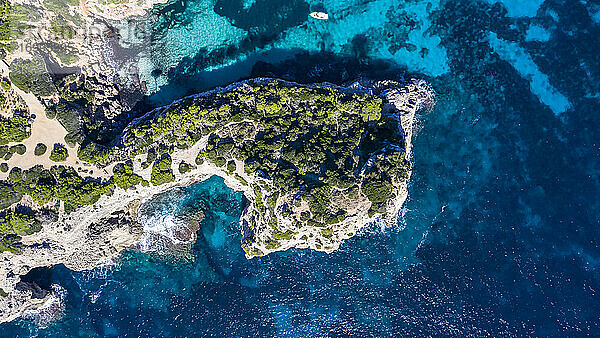 Spanien  Mallorca  Santanyi  Blick aus dem Hubschrauber auf die Küstenklippen  umgeben vom blauen Wasser des Mittelmeers im Sommer