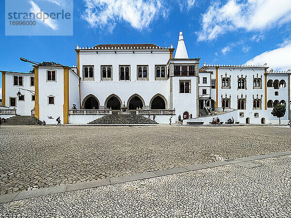Portugal  Bezirk Lissabon  Sintra  Kopfsteinpflasterplatz vor dem Nationalpalast von Sintra