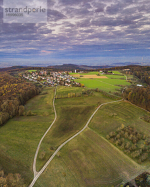 Deutschland  Baden-Württemberg  Drohnenansicht eines Dorfes im Remstal in der Herbstdämmerung