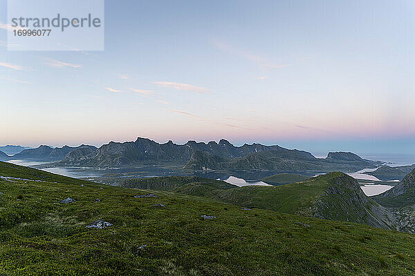 Landschaftsansicht einer Bergkette gegen den Himmel Ryten  Lofoten  Norwegen