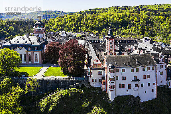 Deutschland  Weilburg  Schloss Weilburg mit barocker Schlossanlage  altem Rathaus und Schlosskirche mit Turm  Luftaufnahme