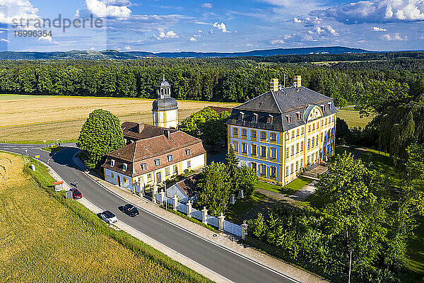 Deutschland  Bayern  Eggolsheim  Blick aus dem Hubschrauber auf Schloss Jagersburg im Sommer