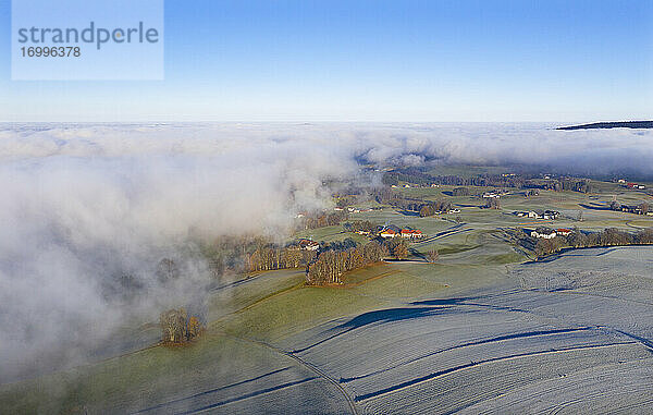 Drohnenansicht einer in dichten Nebel gehüllten Landschaft