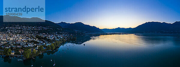 Schweiz  Kanton Tessin  Locarno  Blick aus dem Hubschrauber auf die Stadt am Ufer des Lago Maggiore in der Morgendämmerung
