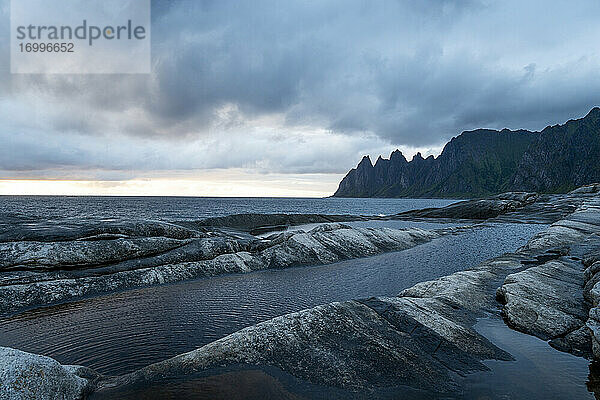 Blick auf eine Wolkenlandschaft über dem Meer bei Tungeneset  Senja  Norwegen
