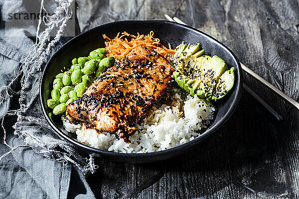 Schüssel mit Teriyaki-Lachs mit Reis  Karottensalat  Edamame-Bohnen  Avocado und Sesam