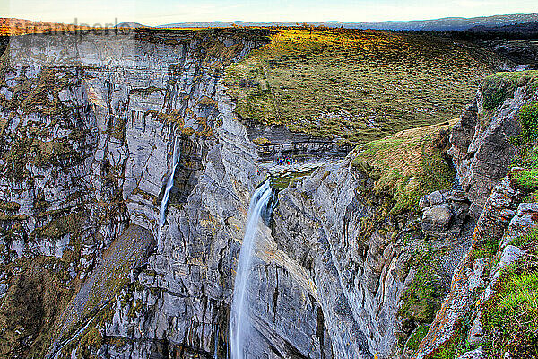 Aussicht auf den Wasserfall Salto del Nervion  der eine hohe Klippe hinabstürzt