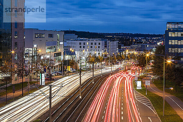 Deutschland  Baden-Württemberg  Stuttgart  Fahrzeug-Lichtspuren entlang der B 27 in der Abenddämmerung