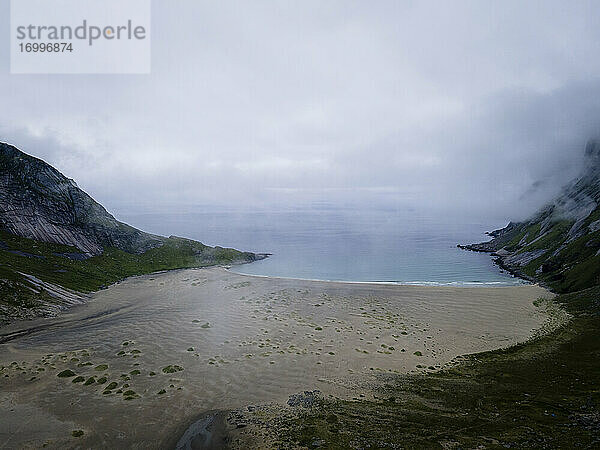 Wolkenverhangene Küstenlinie am Helvetestinden  Lofoten  Norwegen