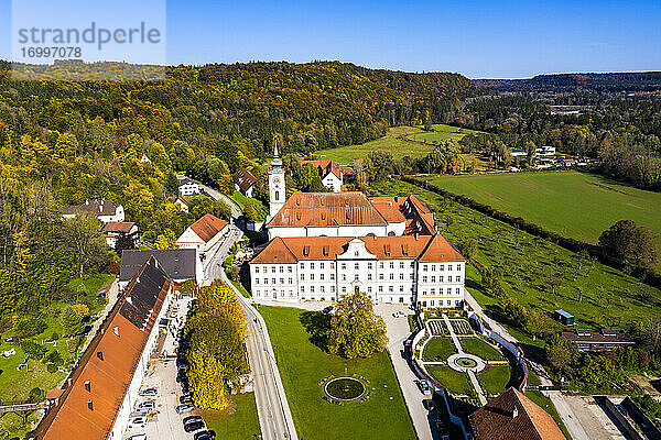 Deutschland  Bayern  Schaftlarn  Blick aus dem Hubschrauber auf die Abtei Schaftlarn an einem sonnigen Herbsttag