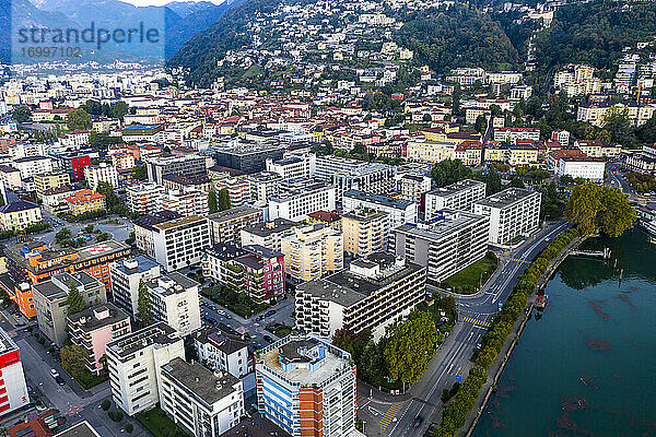 Schweiz  Kanton Tessin  Locarno  Blick aus dem Hubschrauber auf die Stadt am Ufer des Lago Maggiore