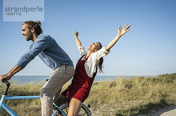 Mann und Frau genießen eine Fahrradtour bei klarem Himmel