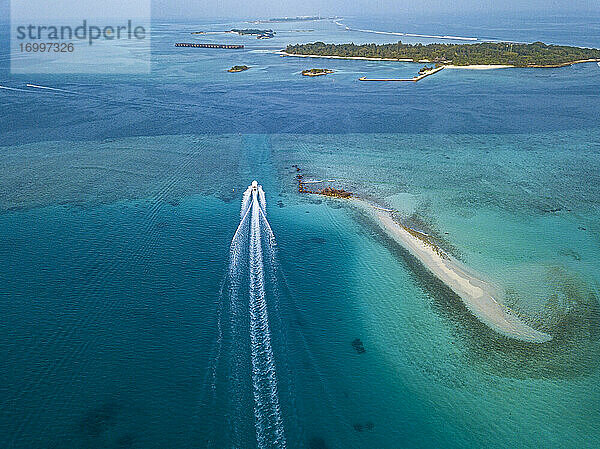 Luftaufnahme eines Motorboots  Insel Hudhuranfushi  Malediven