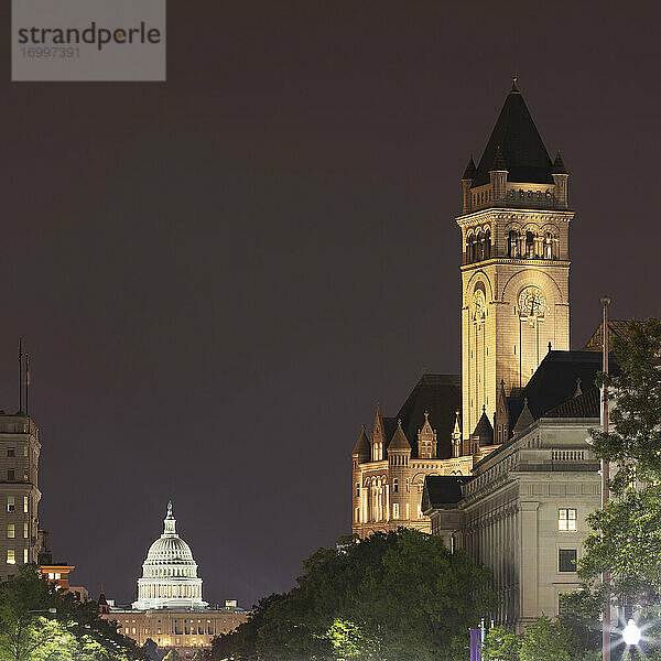 USA  Washington DC  Turm des alten Postamts bei Nacht mit dem Kapitol der Vereinigten Staaten im Hintergrund