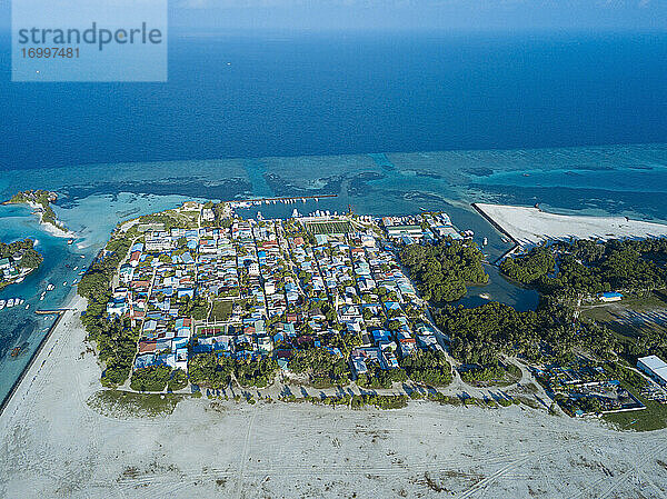 Malediven  Kaafu Atoll  Luftaufnahme des Dorfes auf der Insel Huraa
