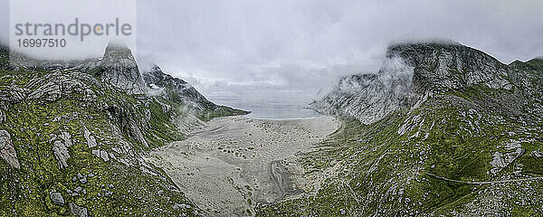 Felsige  wolkenverhangene Landschaft am Helvetestinden  Lofoten  Norwegen