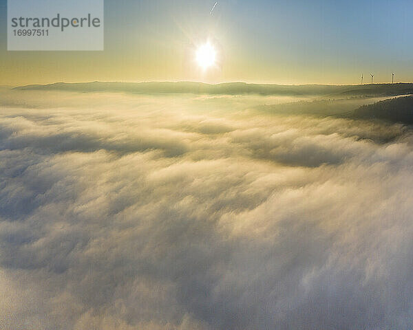 Deutschland  Baden-Württemberg  Drohnenansicht des in dichten Nebel gehüllten Remstals bei Sonnenaufgang