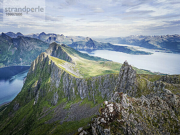 Landschaft gegen den Himmel am Husfjellet  Senja  Norwegen