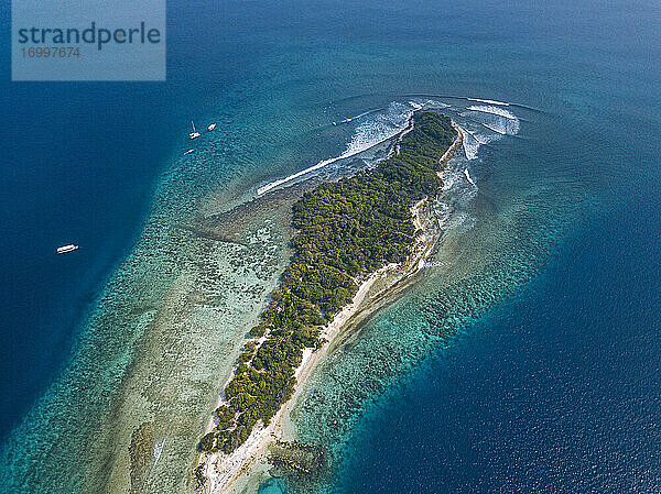 Tropische Insel im Meer  Luftaufnahme