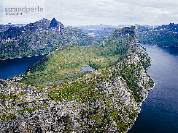 Blick auf eine Bergkette am Meer bei Segla  Norwegen